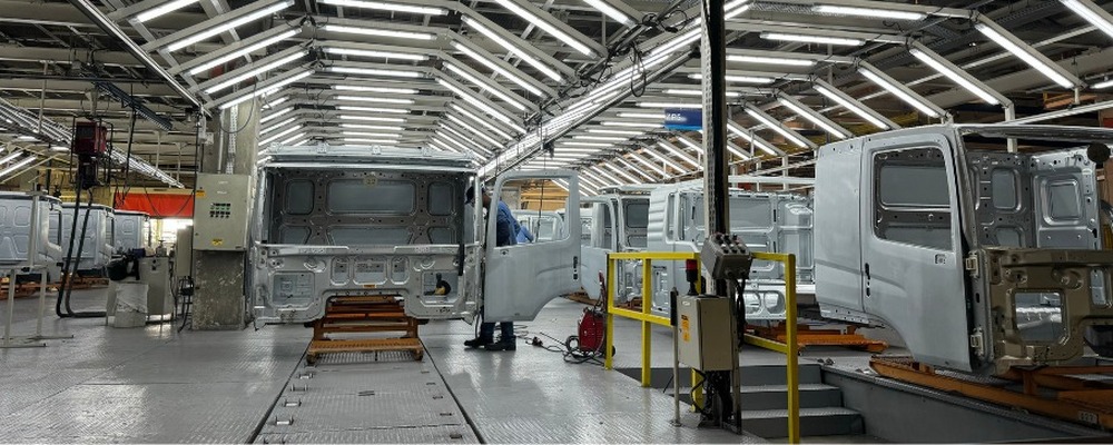 Fevereiro 2025: Produção de caminhões sobe 48,9%, mas licenciamento recua 4,7%