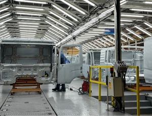 Fevereiro 2025: Produção de caminhões sobe 48,9%, mas licenciamento recua 4,7%