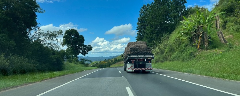 Frete sobe 6,03% em fevereiro devido a reajustes e alta no diesel