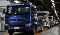 Indústria de caminhões avança, mas enfrenta freio nas vendas