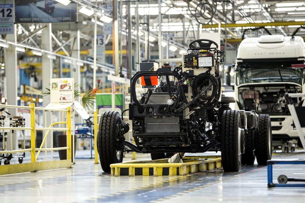 Produção de caminhões cresce no 1º semestre de 2025, mas vendas recuam