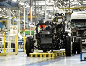 Produção de caminhões cresce no 1º semestre de 2025, mas vendas recuam