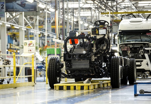 Produção de caminhões cresce no 1º semestre de 2025, mas vendas recuam