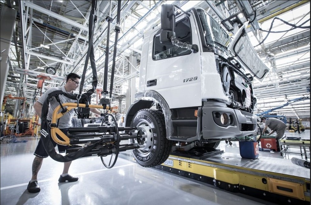 Produção e vendas de caminhões recuam em agosto de 2025