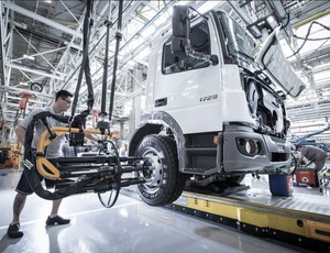 Produção e vendas de caminhões recuam em agosto de 2025