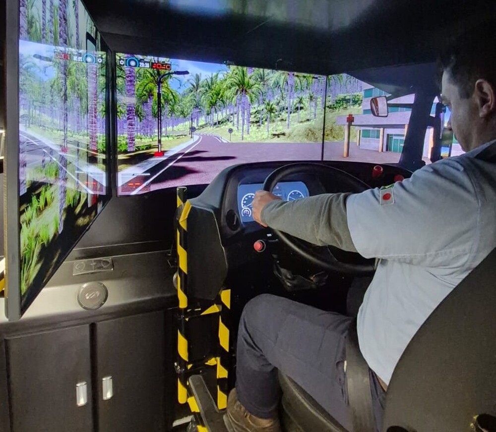 Dunlop e SEST SENAT oferecem experiência com simuladores na fábrica do Paraná