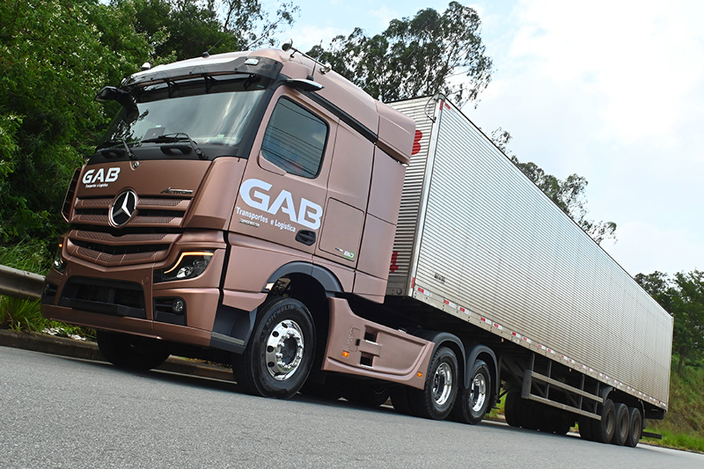Caminhão Actros “Estrela Delas” é destaque na frota da GAB Transportes