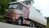 Caminhão Actros “Estrela Delas” é destaque na frota da GAB Transportes