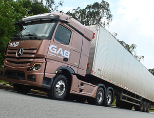 Caminhão Actros “Estrela Delas” é destaque na frota da GAB Transportes
