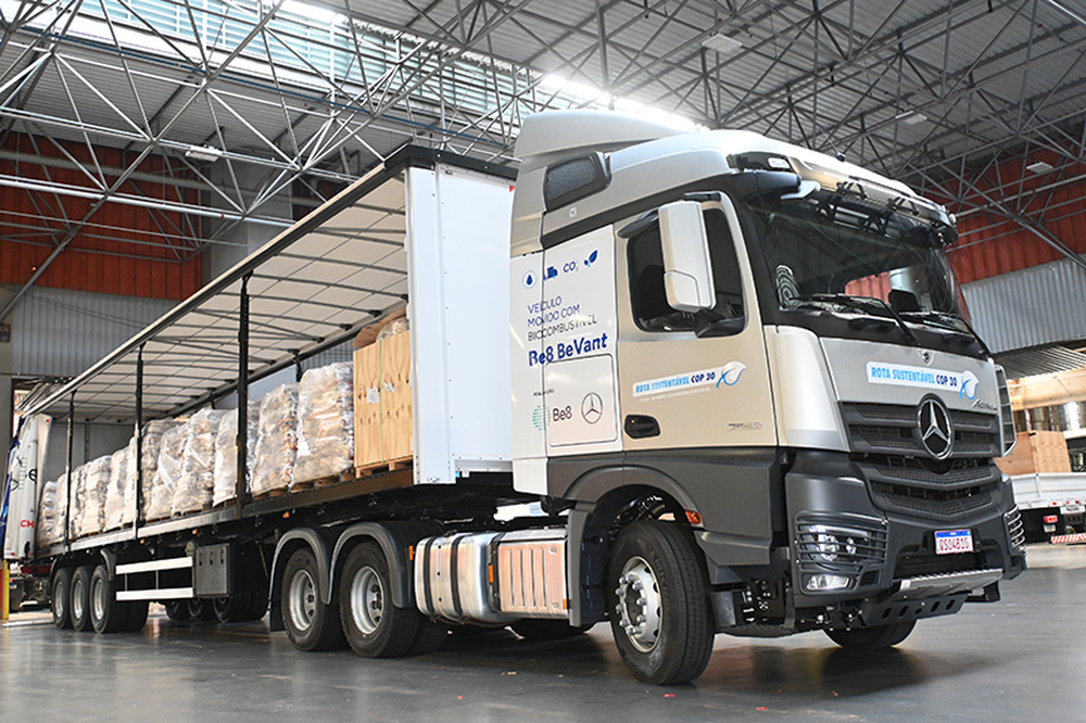 Mercedes-Benz e Be8 colocam biocombustível 100% à prova