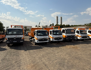 Rodobens e Mercedes-Benz realizam venda histórica de 114 caminhões para a Constroeste