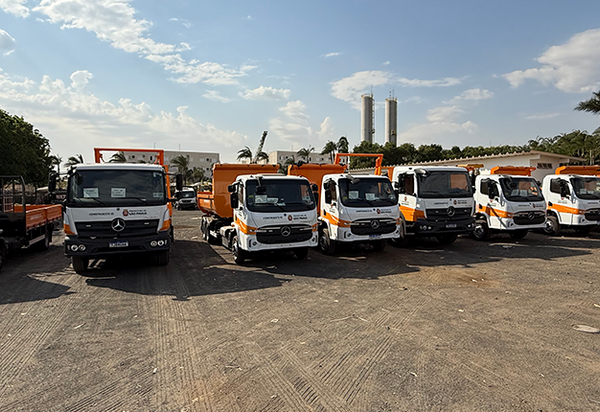 Rodobens e Mercedes-Benz realizam venda histórica de 114 caminhões para a Constroeste