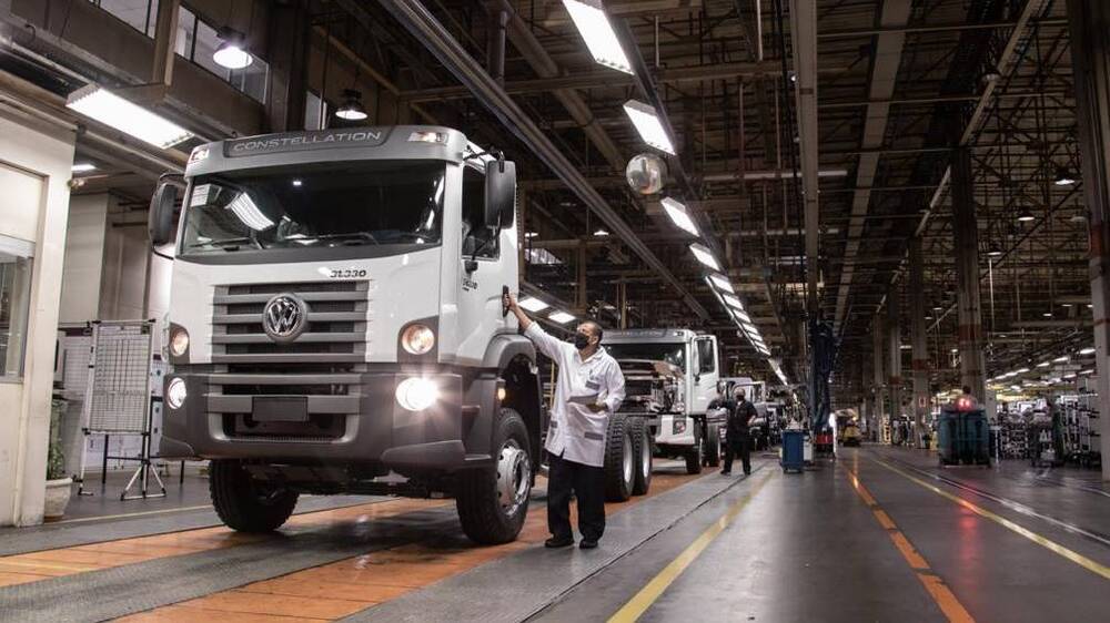 Setor de caminhões reage em fevereiro, mas acumula queda em 2026