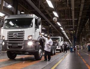 Setor de caminhões reage em fevereiro, mas acumula queda em 2026