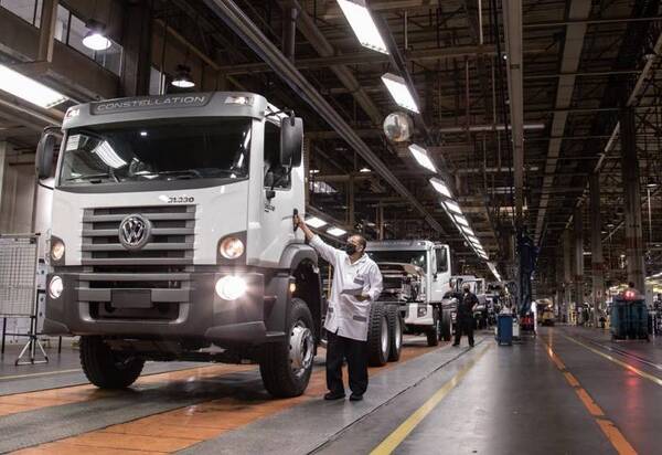 Setor de caminhões reage em fevereiro, mas acumula queda em 2026