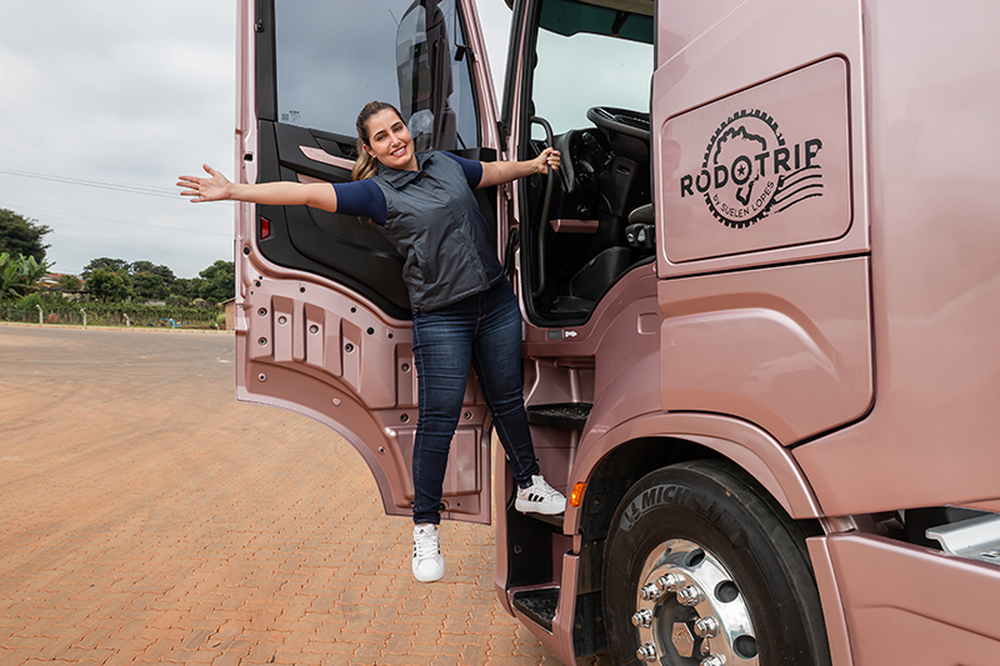 No mês da Mulher, IVECO abre inscrições para capacitação gratuita de motoristas