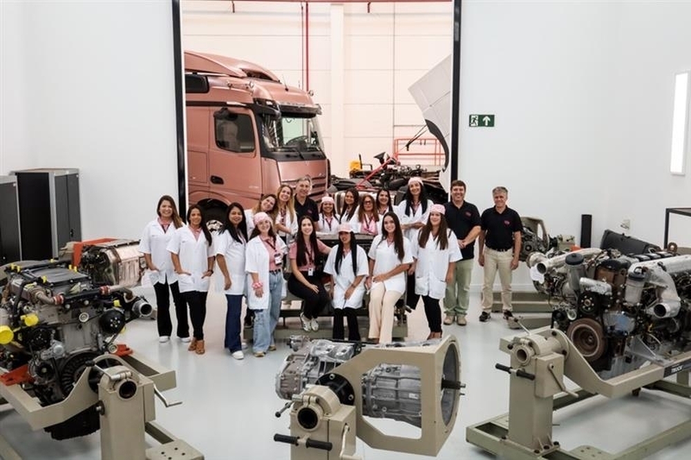 Mercedes-Benz lança treinamento para mulheres vendedoras de caminhões
