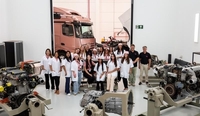 Mercedes-Benz lança treinamento para mulheres vendedoras de caminhões