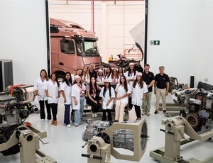 Mercedes-Benz lança treinamento para mulheres vendedoras de caminhões