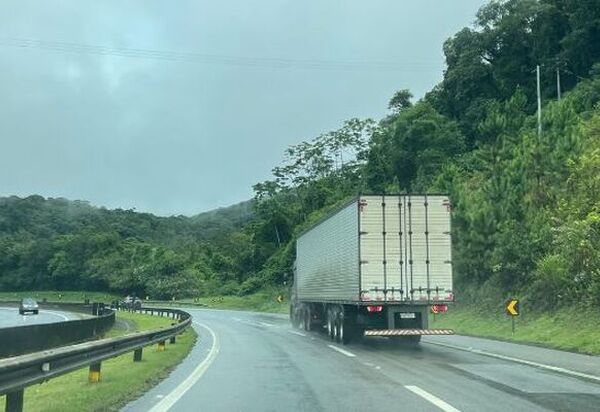 Frete por km rodado registra leve queda de 0,81% em maio, aponta levantamento