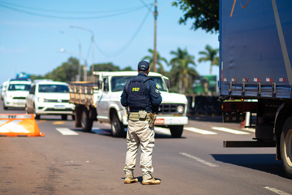 PRF alerta sobre direção defensiva para caminhões