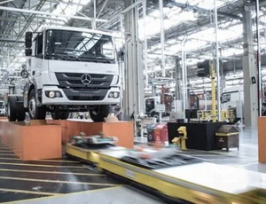 Mercado de caminhões reage em junho, mas previsão para 2026 cai