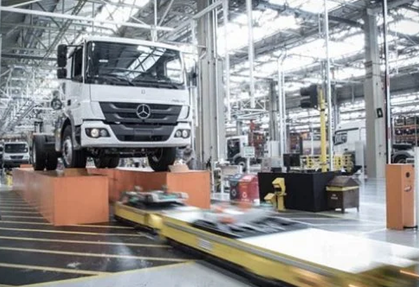 Mercado de caminhões reage em junho, mas previsão para 2026 cai