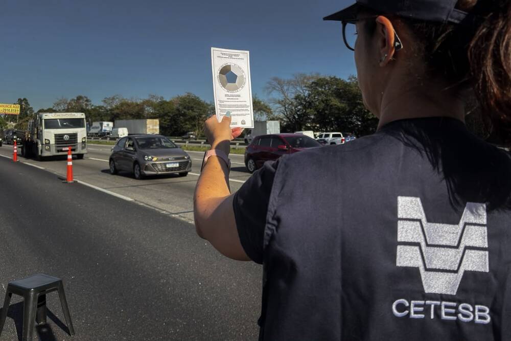 Cetesb fiscaliza mais de 37 mil caminhões e ônibus em rodovias de SP