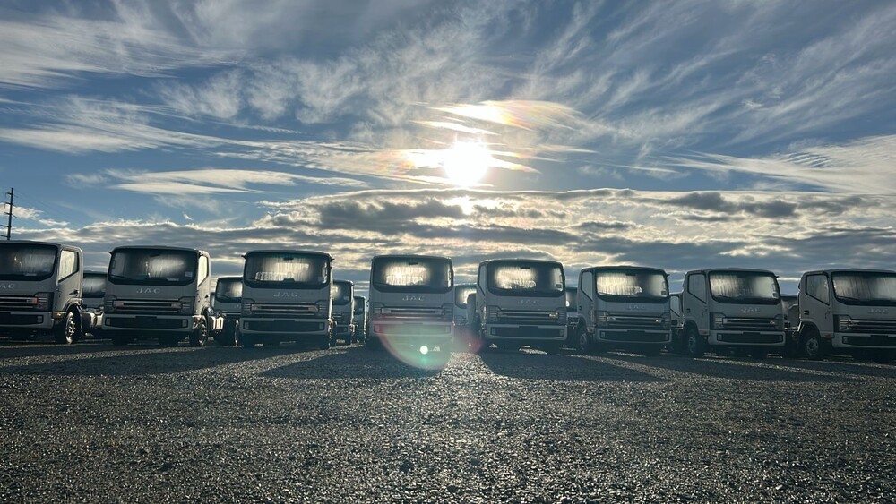 JAC Caminhões inicia distribuição dos primeiros veículos no Brasil