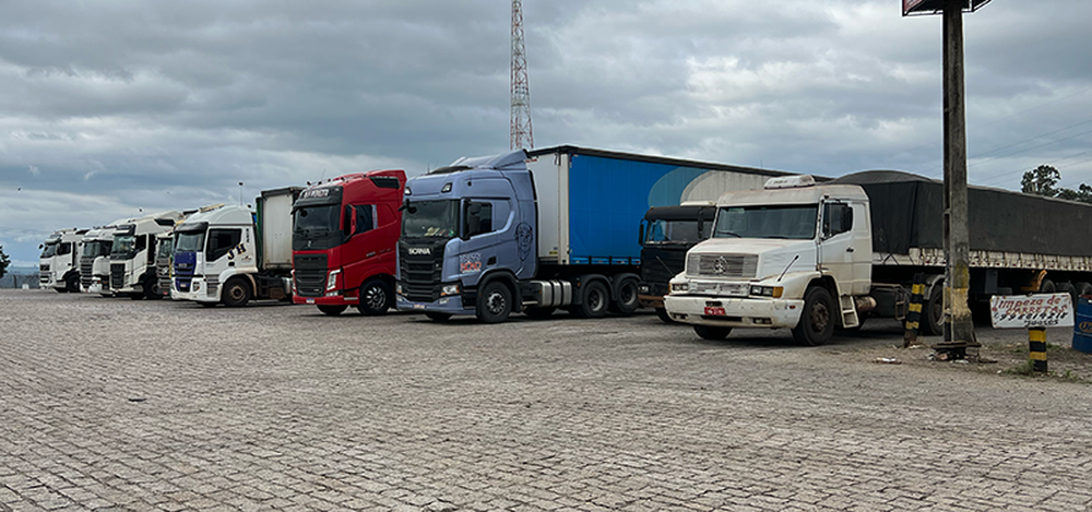 CNT estima déficit de até 250 mil caminhoneiros no Brasil; entenda a escassez do setor
