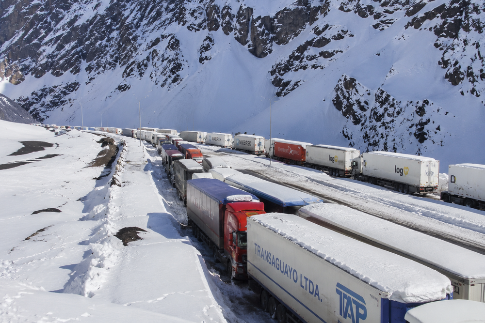 Fronteira entre Argentina e Chile completa quase um mês fechada e prende caminhoneiros brasileiros na neve