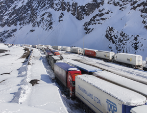 Fronteira entre Argentina e Chile completa quase um mês fechada e prende caminhoneiros brasileiros na neve