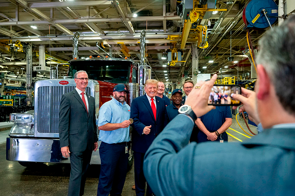 Trump visita fábrica da Peterbilt no Texas e defende tarifa de 25% sobre caminhões importados
