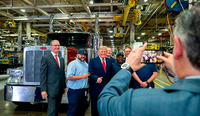 Trump visita fábrica da Peterbilt no Texas e defende tarifa de 25% sobre caminhões importados