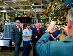 Trump visita fábrica da Peterbilt no Texas e defende tarifa de 25% sobre caminhões importados
